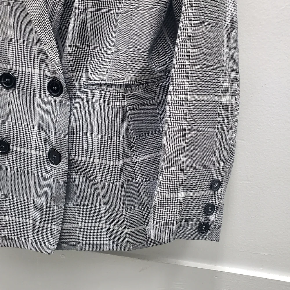 Double Breast Grid Pane Houndstooth Blazer w/ pockets! 8 - Picture 4 of 14